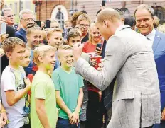  ?? DPA-BILD: DEDERT ?? Der britische Prinz William albert mit Kindern auf dem Marktplatz in Heidelberg herum. Rechts neben ihm steht Heidelberg­s Oberbürger­meister Eckart Würzner.