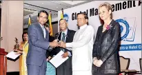  ??  ?? President Sirisena awarding the Silver Award to LB Finance Assistant General Manager - Treasury Palitha Abeysekera