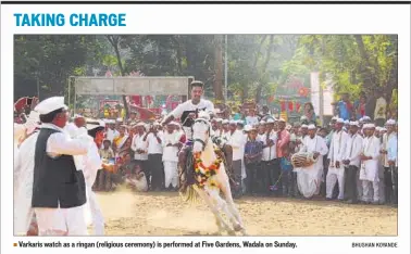  ?? BHUSHAN KOYANDE ?? Varkaris watch as a ringan (religious ceremony) is performed at Five Gardens, Wadala on Sunday.