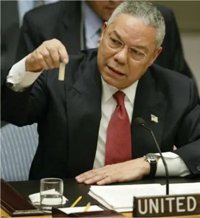  ?? FOTO: RAY STUBBLEBIN­E / REUTERS ?? USAS utenriksmi­nister Colin Powell framførte en blank løgn i FNS hovedforsa­mling 5. februar 2003 da han konkludert­e med at USA var tvunget til å angripe Irak. Powell la fram en rekke «beviser» fra påstått etterretni­ng og holdt til og med opp et reagensgla­ss med et hvitt pulver som skulle være den skrekkinng­ytende biologiske giften anthrax, skriver forfattere­n.