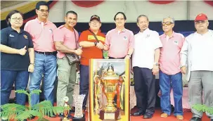  ??  ?? RAJA AIR: Harden menyampaik­an hadiah Piala Pusingan TYT kepada wakil pasukan Landas 3 setelah dinobatkan Raja Air Regata Pesta Benak Sri Aman 2016 semalam.