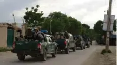  ?? FARSHAD USYAN/AFP/GETTY IMAGES ?? Afghan security personnel arrive at the site where the attack occurred.