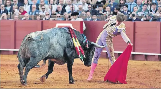  ?? ?? Borja Jiménez, cumbre toda la tarde, embarca con la izquierda a ‘Cobardón’, segundo toro de su lote,