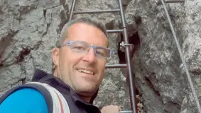  ?? (Ansa/ Facebook) ?? Il padre Mario Bressi, 45 anni, abitava a Gessate, in provincia di Milano. Dopo il duplice omicidio dei figli si è tolto la vita buttandosi dal ponte della Vittoria di Cremeno da un’altezza di quasi cento metri