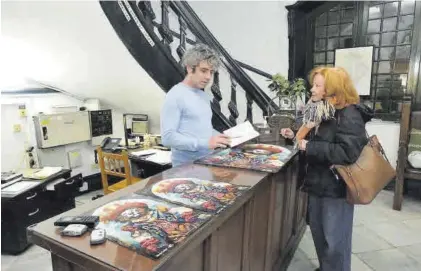  ?? S. GARCÍA ?? Recepción del hotel Cervantes, con los carteles del Carnaval.