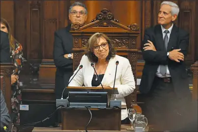  ?? FOTOS: CEDOC PERFIL ?? COMUNISTA. La diputada Ana Olivera, del
Frente Amplio, votada por todos sus colegas para presidir la Cámara.