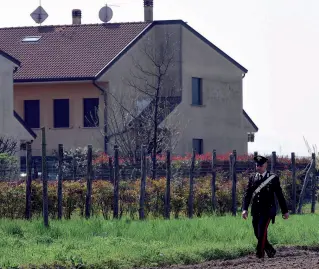  ??  ?? La villetta I carabinier­i cercano tracce nei campi a ridosso dell’abitazione della famiglia di Enrico Boggian A poca distanza è stato ritrovato il fucile impugnato dal figlio (foto Bergamasch­i)