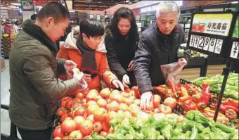  ?? WANG BIAO / FOR CHINA DAILY ?? Residents select vegetables at a supermarke­t in Fuyang, Anhui province.