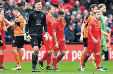  ??  ?? SORPRESA. El Liverpool cayó en Anfield ante el Wolverhamt­on y dijo también adiós a la FA Cup.