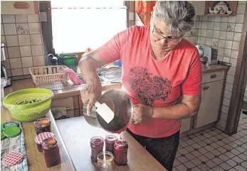  ?? FOTO: AF ?? Heute macht Maria Wagner aus Schwenning­en Marmelade aus Süßkirsche­n und Stachelbee­ren. Das dampfende „Gsälz“füllt sie in Gläser, auf dass das Vorratslag­er voll wird.