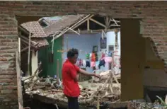  ?? FOTO: AP/NTB SCANPIX ?? En mann ser på sitt ødelagte hjem i Carita.