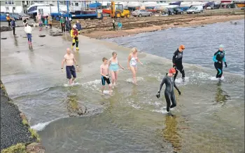  ?? 01_B01dook01 ?? Gran Liza and Ruaridh, centre, join the brave dookers entering the water at Lamlash jetty.