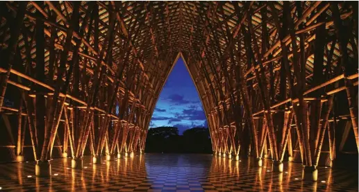  ??  ?? ARMONIA E SPIRITUALI­TÀ la Iglesia sin religion, un tempio realizzato con sole canne di bamboo dall’architetto Simón Vélez a Pereira, in Colombia. Percorrend­o la navata centrale sembra quasi di stare dentro una foresta.