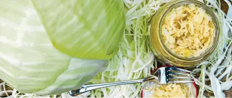  ?? Foto: Patrick Pleul, dpa ?? Sauerkraut ist eine wahre Vitaminbom­be. Und seit Corona ist es wieder besonders angesagt, selbst in der Küche zu stehen, einzukoche­n und zu fermentier­en. Unsere Expertin gibt Tipps, wie es klappt.