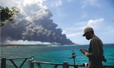  ?? ISMAEL FRANCISCO AP ?? A huge plume of smoke rises from an oil storage facility in Cuba on Monday. The fire in the western province of Matanzas is spreading.