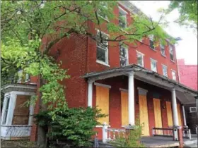  ?? DIGITAL FIRST MEDIA FILE PHOTO ?? This property in the 300 block of King Street, next to the YWCA, is a good example of a blighted property in a high-visibility area.