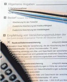  ?? FOTO: KAI REMMERS/DPA/TMN ?? Oft wird Kreditnehm­ern eine Restschuld­versicheru­ng empfohlen – Verbrauche­rschützer sehen deren Abschluss kritisch.