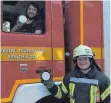  ?? FOTO: FEUERWEHR ?? Die Spaichinge­r Feuerwehr informiert heute über Rauchmelde­r und Feuerlösch­er, vorne Moritz Wetzel, am Steuer Simon Henne.