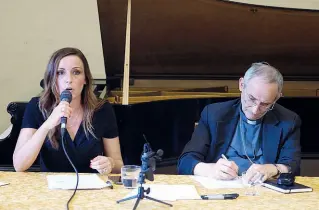  ?? «Vicini» ?? La senatrice Lucia Borgonzoni e l’arcivescov­o Matteo Zuppi ieri nella Sala della musica di San Petronio