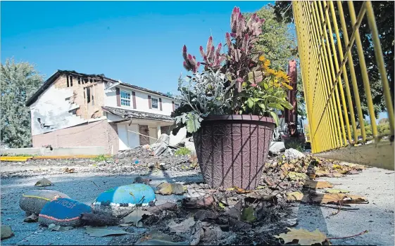  ?? MATHEW MCCARTHY WATERLOO REGION RECORD ?? Flowers sit near the site of an August house explosion. Officers with Waterloo Regional Police major crimes unit have charged Udo Haan with first-degree murder in the death of his wife Edra, whose body was found in the backyard of the exploded home.