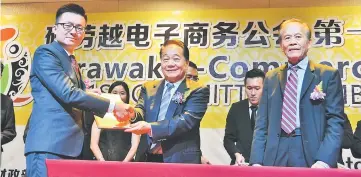  ??  ?? Wong (centre) hands over the document of office to Chew, witnessed by Tiong.