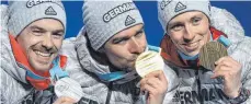  ?? FOTO: AFP ?? Silber, Gold und Bronze vereint: Fabian Rießle, Johannes Rydzek und Eric Frenzel.