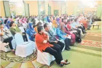  ??  ?? KONGSI MAKLUMAT: Ahli YGMB mendengar taklimat semasa seminar di Kuching, Sabtu lalu.