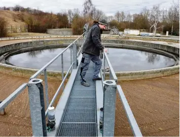  ?? Foto: Thorsten Jordan ?? Klärwärter Sebastian Hrabal blickt in das Klärbecken. Die Gemeinden Eresing und Geltendorf müssen die Anlage in Walleshaus­en ertüchtige­n.