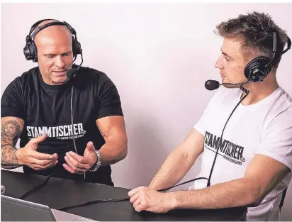  ?? FOTO: CEDRIC PICK ?? Thorsten Legat (l.) und Cedric Pick fachsimpel­n in einem gemeinsame­n Podcast über Fußballthe­men, auch wenn der Ball derzeit ruht.