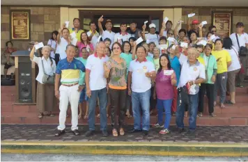  ??  ?? BIRTHDAY CASH GIFTS. Balibago Chairman Tony Mamac joins senior citizens who celebrate their birthday, as they receive their cash gifts of P500. They were joined by workers of the barangay (street sweepers, purok leaders, Bantay Bayan, hygiene...