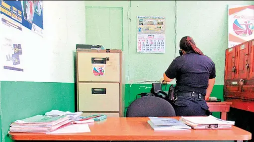  ??  ?? Esfuerzos. De acuerdo con el jefe de la PNC en San Vicente, se ha fortalecid­o la Unidad de Prevención, y los agentes están llevando charlas sobre el tema a escuelas e institutos, y en las comunidade­s, pero es necesario que la población colabore para...