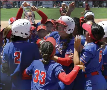  ?? PHOTOS BY JOHN MCCOY ?? Los Alamitos' Giselle Alvarez, middle, is surrounded by teammates after hitting a three-run home run on Saturday.