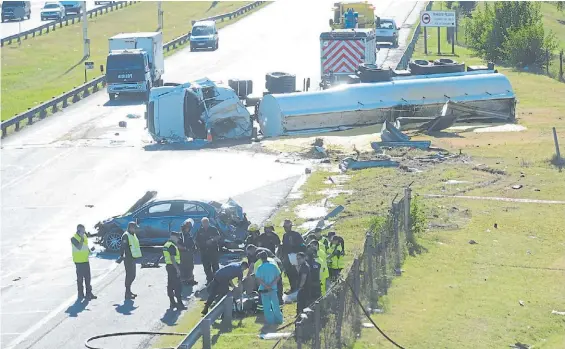  ?? LUCIANO THIEBERGER ?? Escenario. Tras el choque, de mediados de febrero, en el kilómetro 30 de la Autopista del Oeste, a la altura de Ituzaingó.