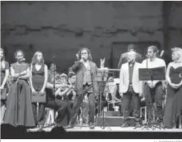  ?? H. INFORMACIÓ­N ?? La orquesta junto a los intérprete­s de Los Musicales del Liceo.