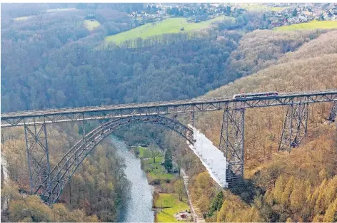  ?? FOTO: MEUTER ?? Die Müngstener Brücke wurde in den zurücklieg­enden Jahren für rund 30 Millionen Euro saniert. Zuletzt wurde der Rostschutz aufgebrach­t.