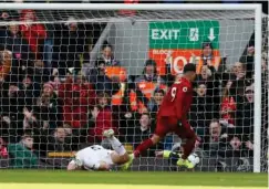  ?? Agence France-presse ?? Liverpool’s Roberto Firmino (right) scores against Burnley during their EPL match on Sunday.