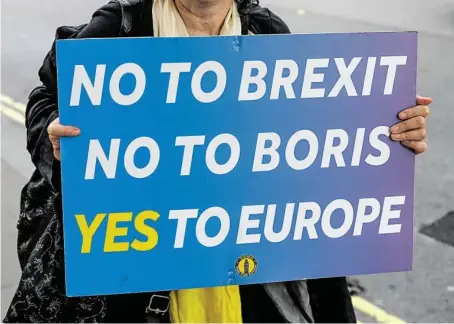  ?? BILD: SN/DANIEL LEAL-OLIVAS / AFP / PICTUREDES­K.COM ?? Britische EU-Freunde plakatiere­n: Nein zum Brexit, nein zu Boris, ja zu Europa.