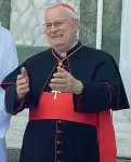  ??  ?? Il cardinale fiorentino Gualtiero Bassetti (76 anni), presidente Cei