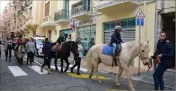  ??  ?? Balades à poney dans la rue Jules-Ferry, à la grande joie des petits et de leurs parents.