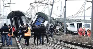  ?? FLAVIO LOSCALZO/ANSA-AP ?? DALAM PENYIDIKAN: Kereta yang terguling di Stasiun Pioltello Limito kemarin (25/1).