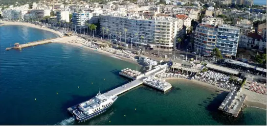  ?? (Photos drone Sébastien Botella et Jean-Sébastien Gino-Antomarchi) ?? Ci-dessus, le nouveau visage de l’épi Courbet. Ci-dessous, Halima Sadallah et Gerard Lanoir ont choisi d’ouvrir leur plage provisoire avec l’autorisati­on de l’État et de la Ville en attendant de construire leur plage-restaurant qui sera ouverte à l’année.