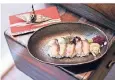  ??  ?? Aburi Schime saba Don – Reis mit eingelegte­r Makrele in hauchdünne­n Scheiben