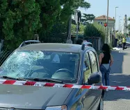  ??  ?? Rilievi Gli agenti sul luogo della tragedia