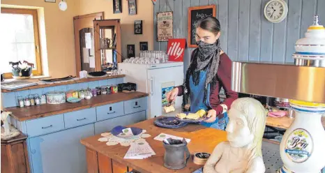  ?? FOTO: SIMÜ ?? Christine Prang freut sich, ihren Gäste Kaffee und Kuchen zu servieren.Sie verkauft neben ihrem Café auch Töpferware.