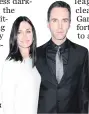  ??  ?? Bandmate Johnny McDaid and actress Courteney Cox