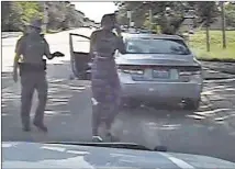  ?? DASHCAM FRAME COURTESY OF TEXAS DEPARTMENT
OF SAFETY VIA
ASSOCIATED PRESS ?? Texas state trooper Brian Encinia (left) arrests Sandra Bland on July 10 in Waller County, Texas. Bland was taken to jail that day and was found dead in her cell on July 13.