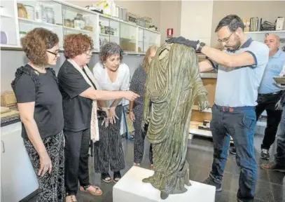  ?? ?? Imagen del Togado de Pompelo nada más ser desembalad­o en el Museo de Navarra.