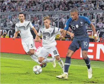  ?? FOTO: IMAGO ?? Joshua Kimmich (Nr. 18) überzeugte in seiner neuen Rolle als zentraler Mittelfeld­spieler. Hier hält er Kylian Mbappé in Schach.