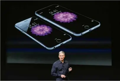  ?? (ROBERT GALBRAITH/REUTERS) ?? Ce sont notamment les iPhone 6 – que présentait Tim Cook en 2014 – qui sont concernés par les gestes d’Apple sur les batteries.