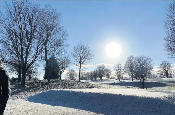  ??  ?? Frosty scene The sun and moon over Stirling golf coursxe by Lorna Donaldson